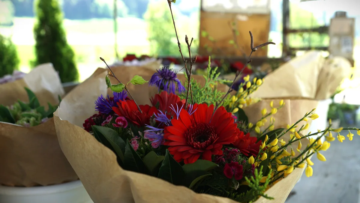 Blumenstrauss an einem Verkaufsstand